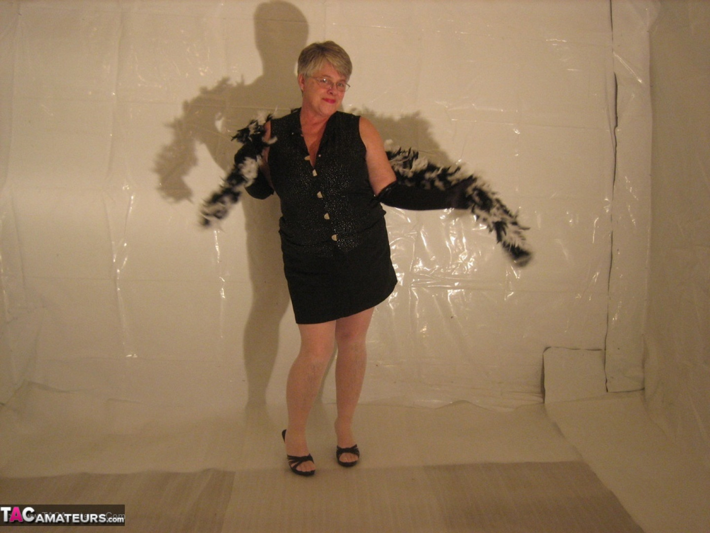 Silver haired granny Girdle Goddess puts on a strip show in long black  gloves - Pichunter