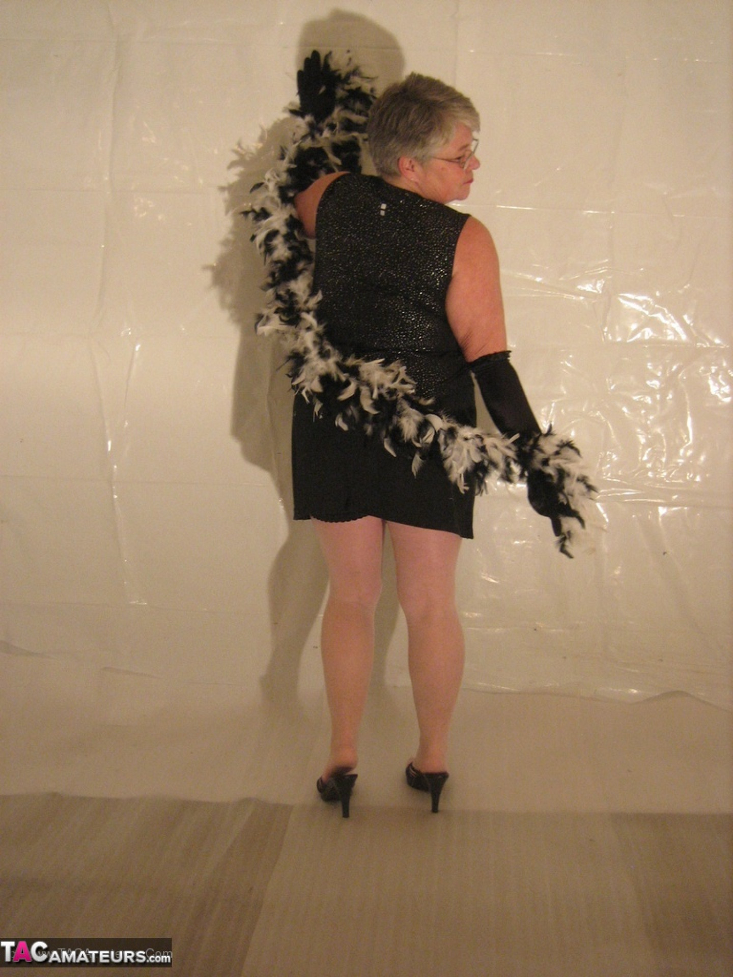 Silver haired granny Girdle Goddess puts on a strip show in long black  gloves - Pichunter
